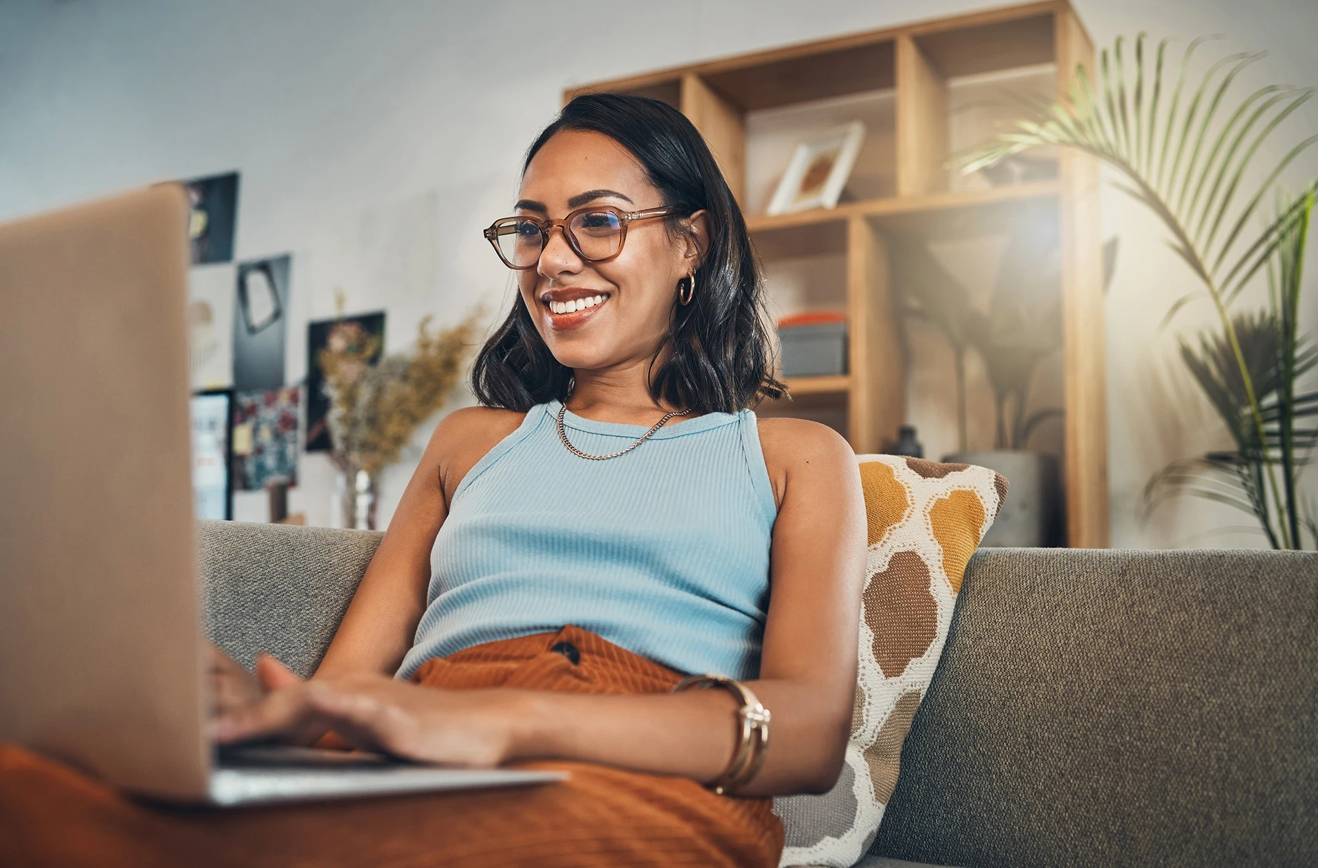 Vega Lend female laptop searching