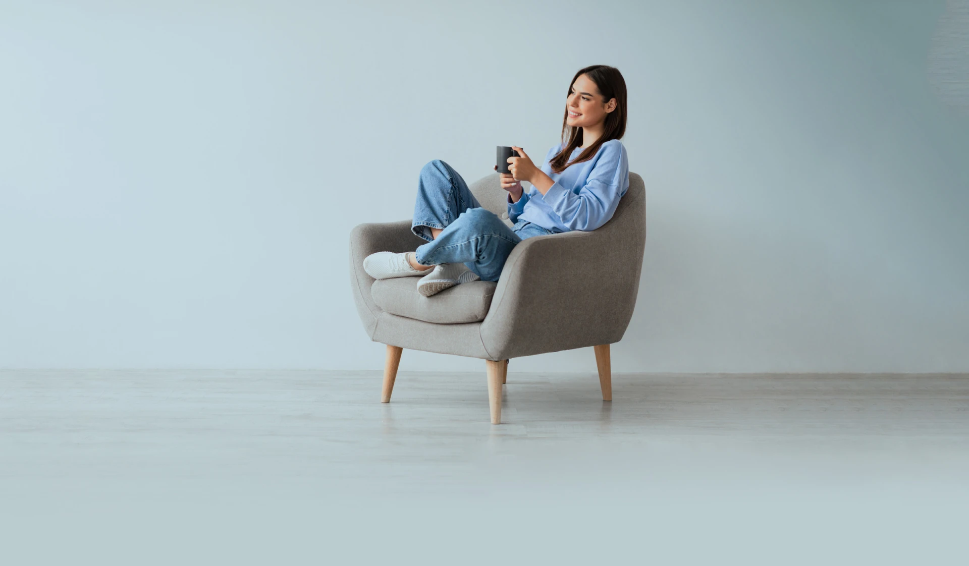 Vegalend lady sitting on couch happy