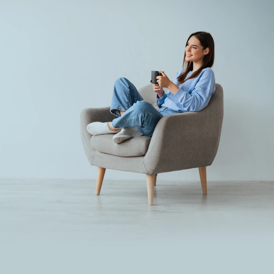 Vegalend lady sitting on couch happy